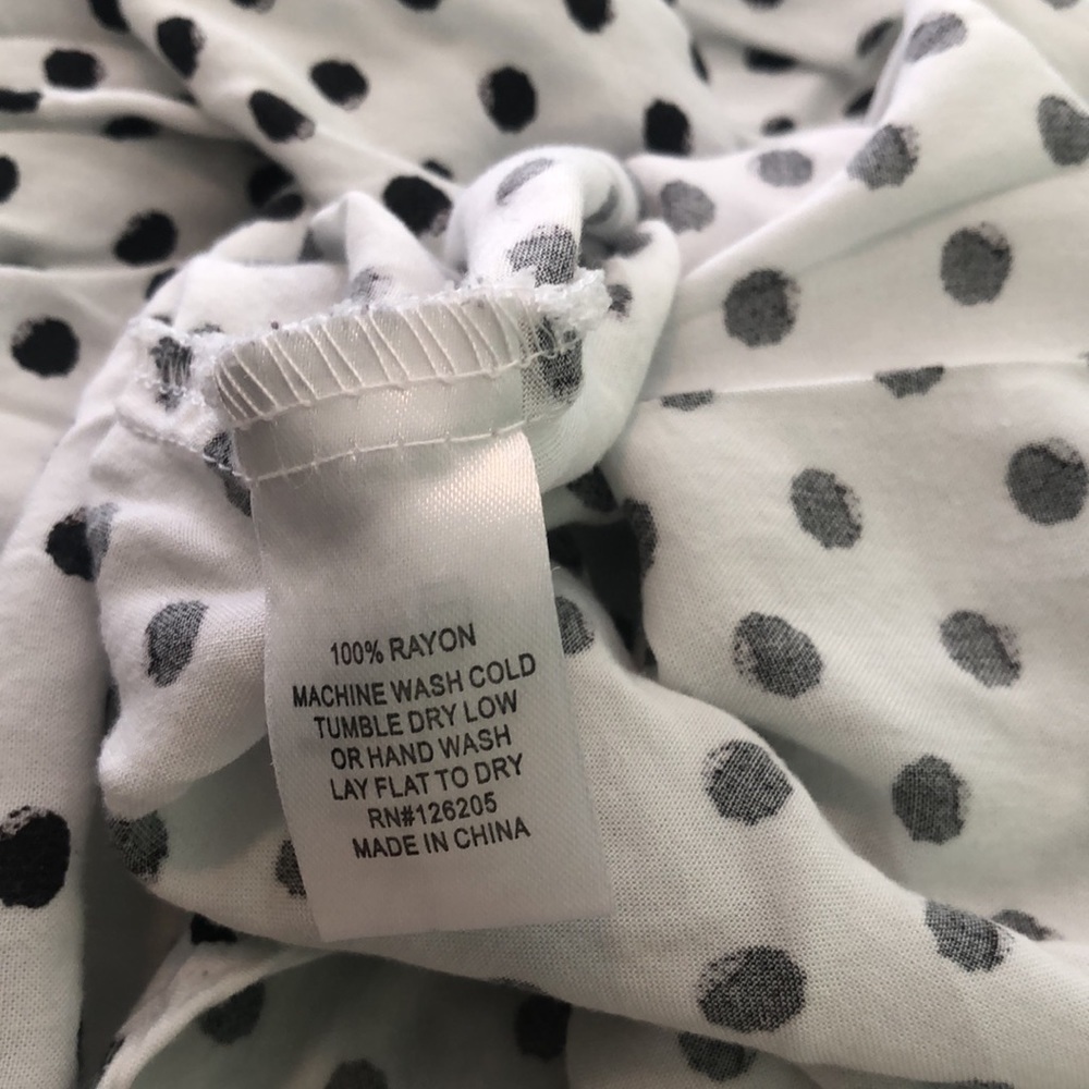 Just Living partial button down blouse 👚white & black polka dots low high style - Picture 8 of 8